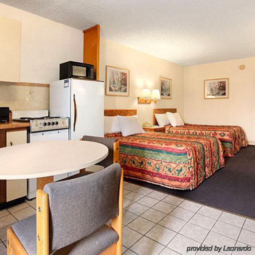 Express Inn & Suites Clearwater Pinellas Park Ruang foto