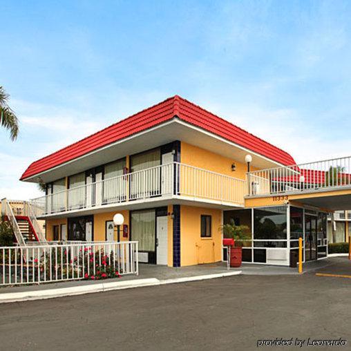 Express Inn & Suites Clearwater Pinellas Park Bagian luar foto