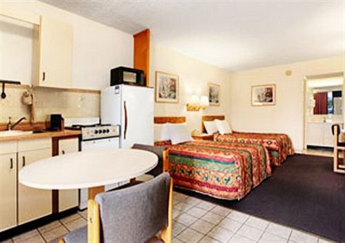 Express Inn & Suites Clearwater Pinellas Park Bagian luar foto