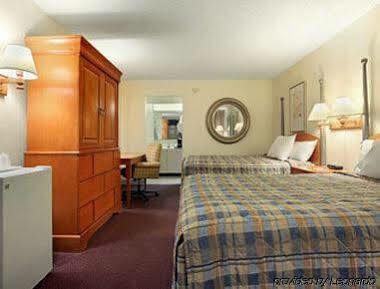 Express Inn & Suites Clearwater Pinellas Park Bagian luar foto