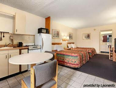 Express Inn & Suites Clearwater Pinellas Park Bagian luar foto