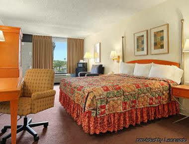 Express Inn & Suites Clearwater Pinellas Park Bagian luar foto